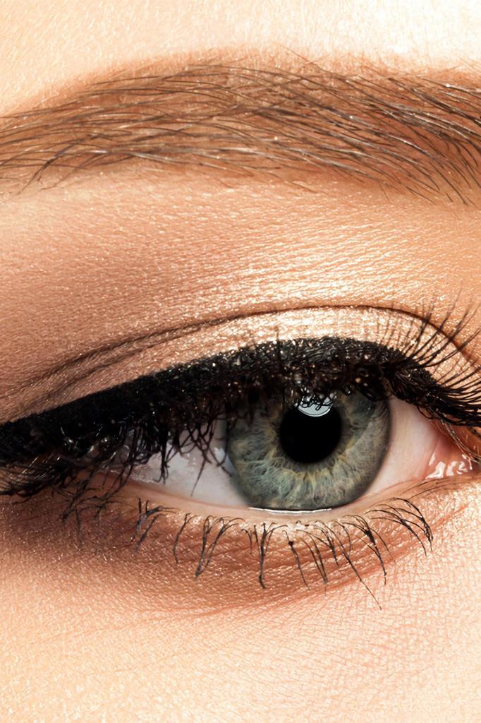 Dokuzgen Tasarımlı Gold Ambalajlı İnce Uçlu Eyeliner