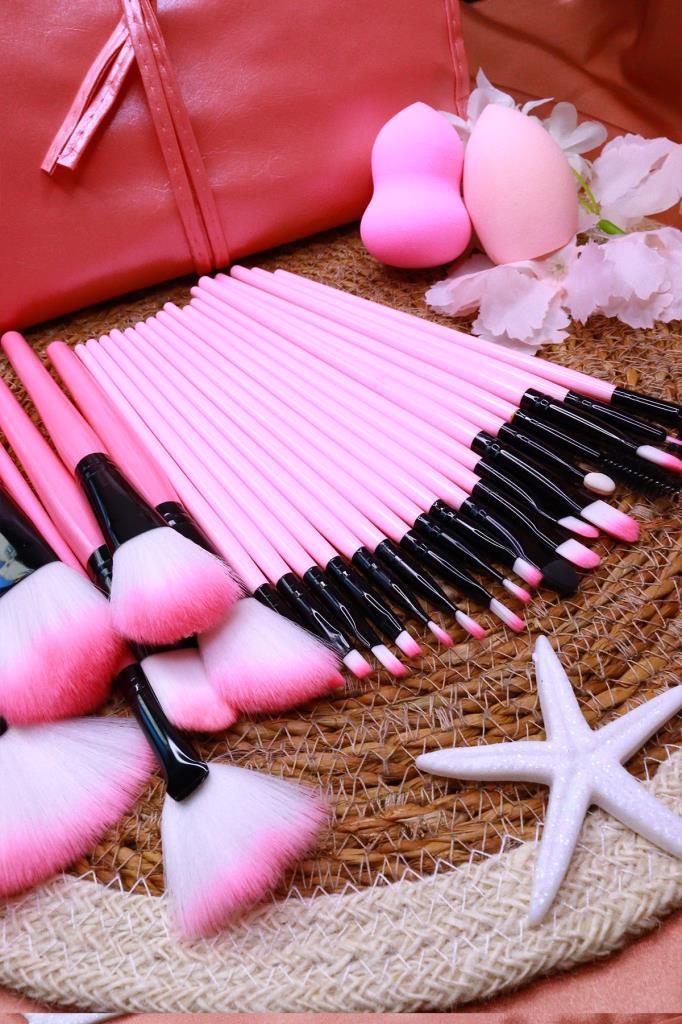 2'li Makyaj Fırçası Seti 24'lü Pembe Deri Çantalı Fırça Seti + 4'lü Armut Sünger Seti