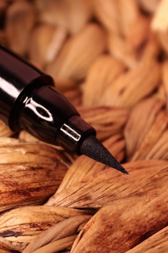 Yıldız Desenli Kalın Uçlu Çift Taraflı Kalem Eyeliner