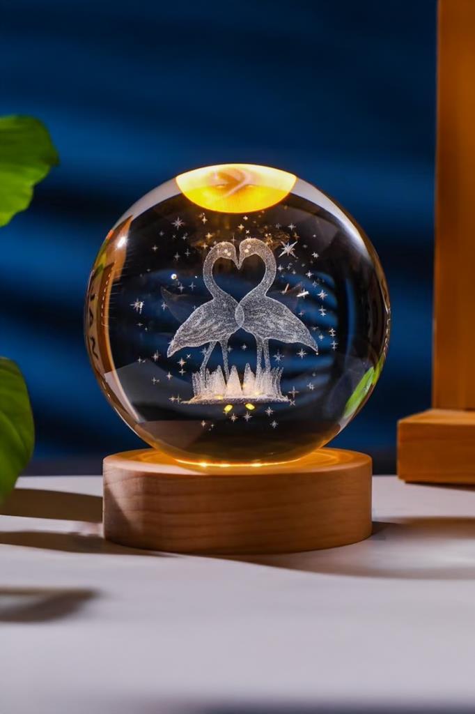 Ahşap Tabanlı Aşık Kuğular Figürlü LED Işıklı Küre