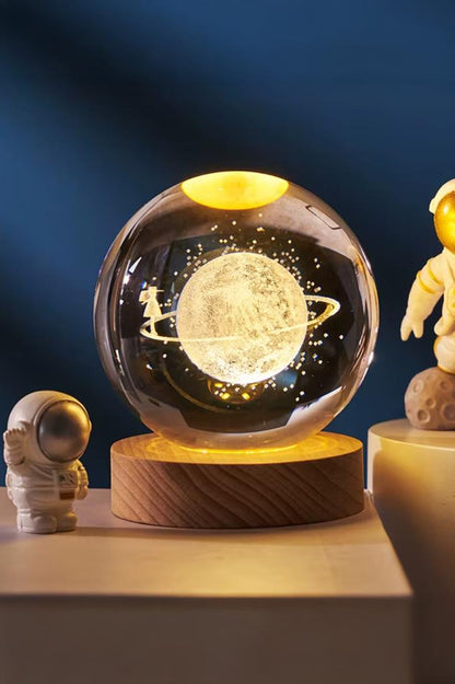 Ahşap Tabanlı Satürn Kız Figürlü LED Işıklı Küre