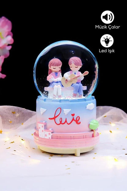 Bankta Gitar Çalan Sevgili Figürlü Müzikli LED Işıklı Kar Küresi