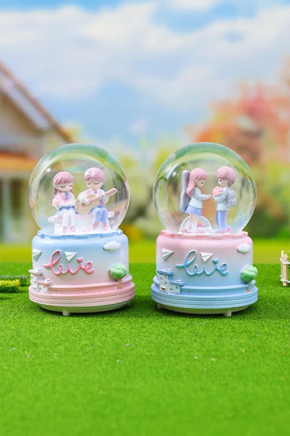 Bankta Gitar Çalan Sevgili Figürlü Müzikli LED Işıklı Kar Küresi